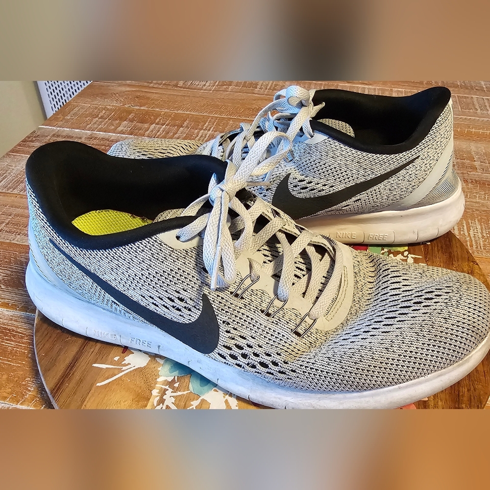 Nike FREE RN Gray and Black Mesh Sneakers